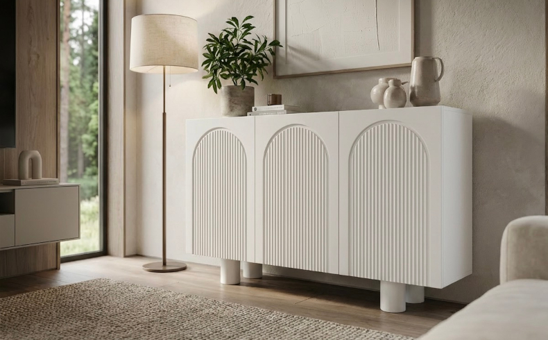 Biała komoda z łukami na frontach